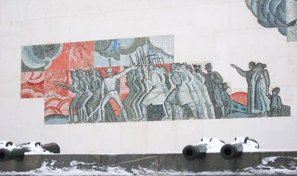 Мозаика на фасаде Бородинской панорамы. Солдаты, уходящие на бой