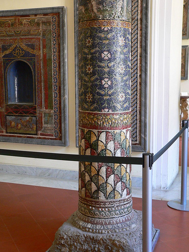 Мозаичная колонна из Помпеи.