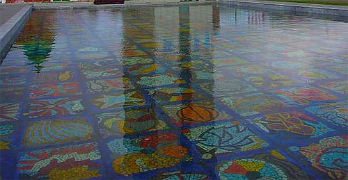 Мозаичный бассейн возле гостиницы Венец в Ульяновске